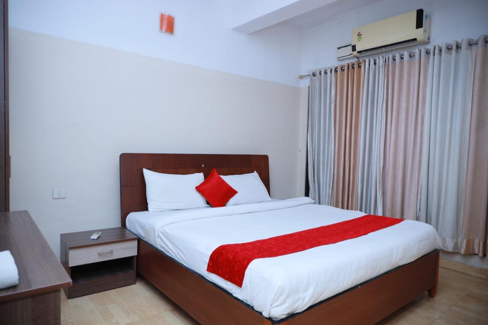 Hotel Tayas Trippapur Exterior photo